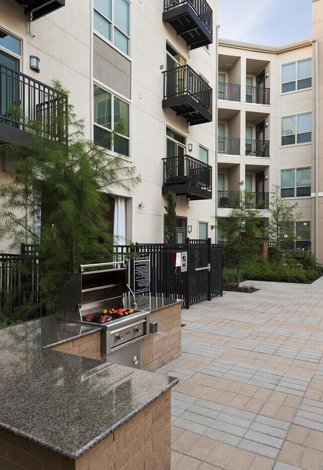 Building Photo - 1800 Broadway St