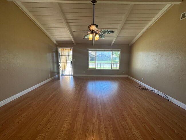 Foto del edificio - Yard maintenance provided