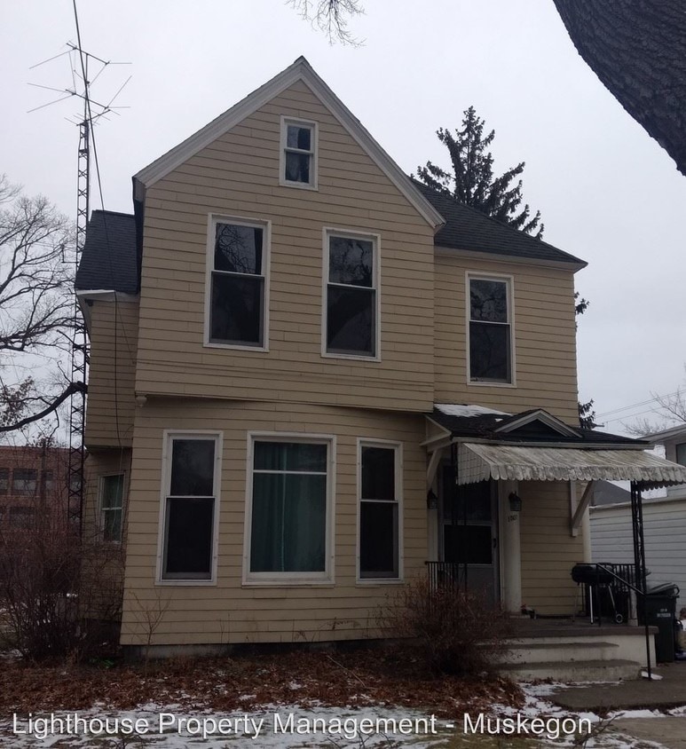 1507 Peck St, Muskegon, MI 49441 Condo for Rent in Muskegon, MI