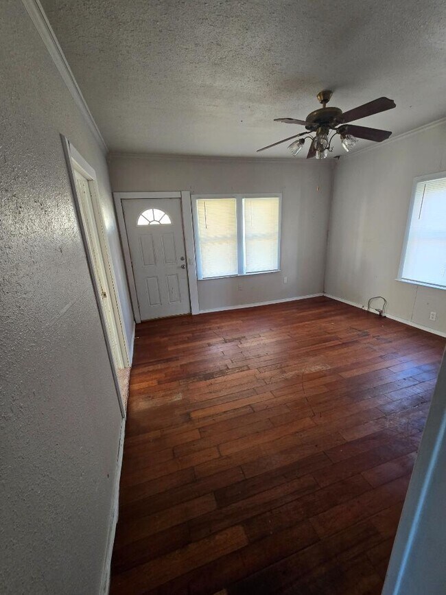 Foto del edificio - 1202 E Oak St