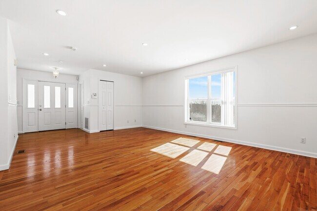 Building Photo - 44 Greenvale Cir