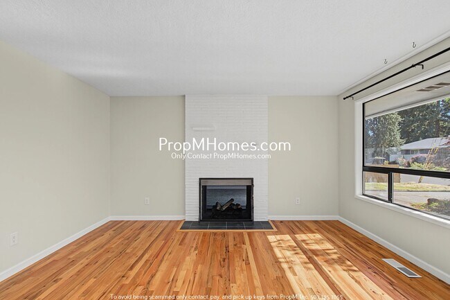 Building Photo - Updated Three Bedroom Home in Milwaukie!