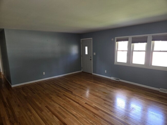 Building Photo - Well maintained 3 bedroom home