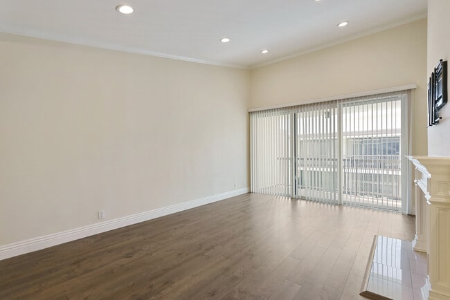 Living Room - 911 N Kings Rd