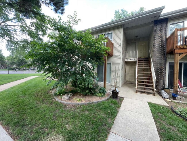 Building Photo - Private, End Unit - 2 Bed, 1 Bath Condo in...