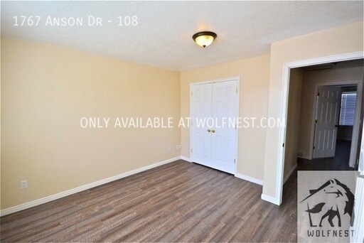 Building Photo - No Deposit Option! Stunning 3 Bedroom Tooe...