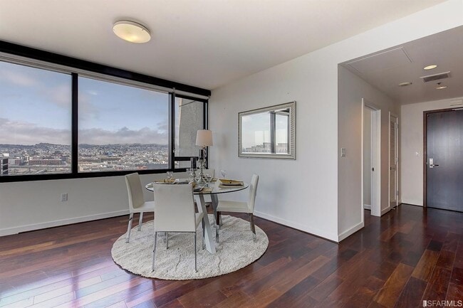 Foto del edificio - 2 BD 1.5BA Condo with Views! Location! Pen...