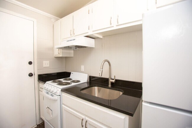 Building Photo - 4704 Lynn Ln