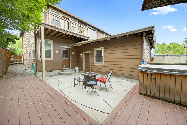 Building Photo - 1719 Lithia Way