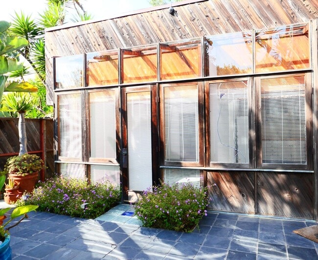 Foto del edificio - 6456 Surfside Way