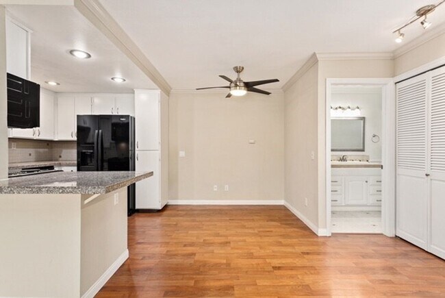 Building Photo - Welcome Home to Comfort and Style in this ...