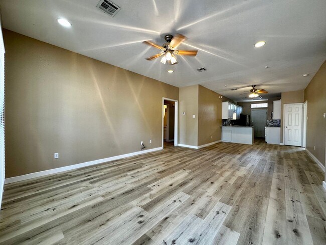 Foto del edificio - 4/4 Duplex in the Baylor Bubble!