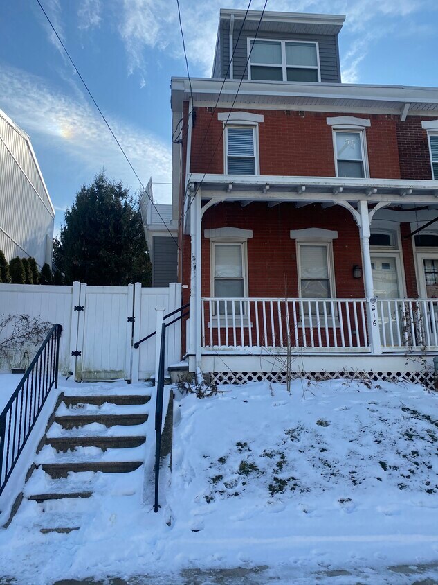 Primary Photo - 216 E 4th St