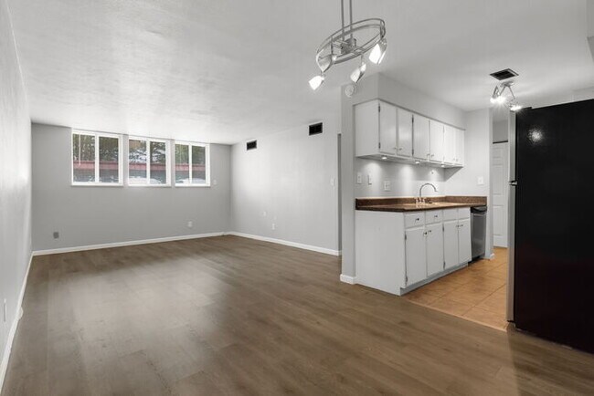 Foto del edificio - Recently updated 2 bedroom condo with upgr...