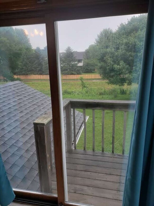 Foto del edificio - Spacious 3 bedroom, 2 1/2 bath Duplex