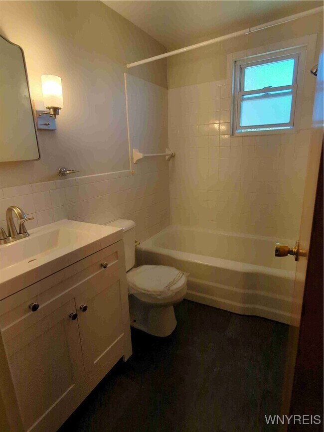 Foto del edificio - 105 Fernald Ave