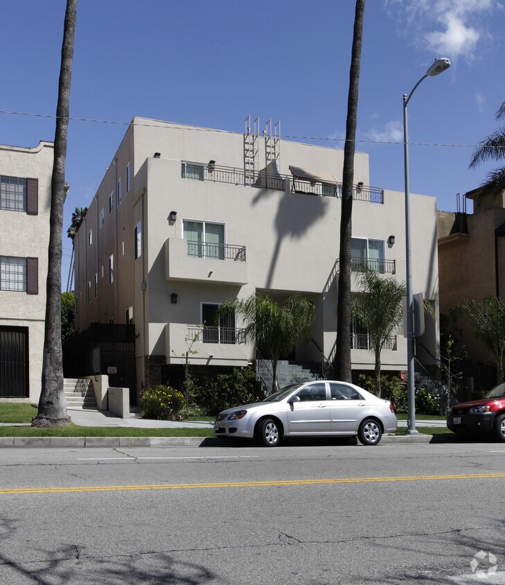 Primary Photo - 4428 Fulton Ave