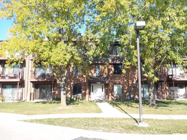 Building Photo - 716 Briar Hill Ln