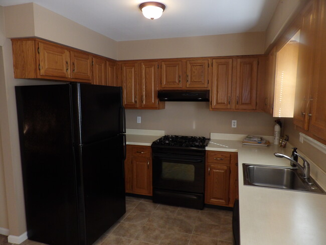 Kitchen with appliances - 98 Lincoln Park Rd