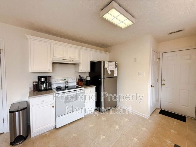 Foto del edificio - 7704 Redwood Ave