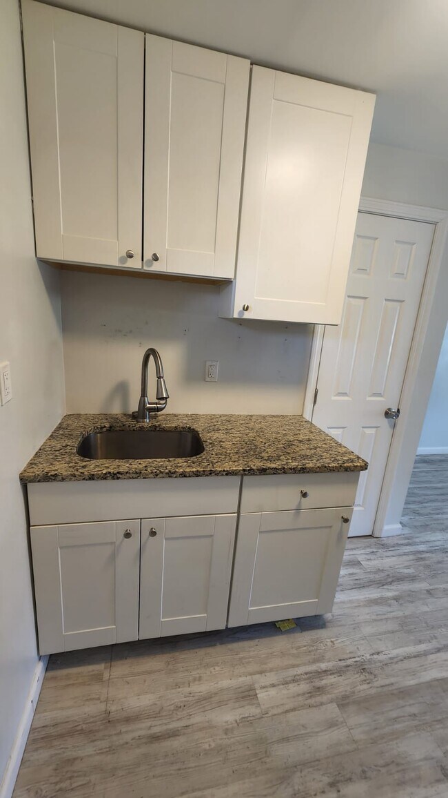 Foto del edificio - 127 Cosey Beach Ave