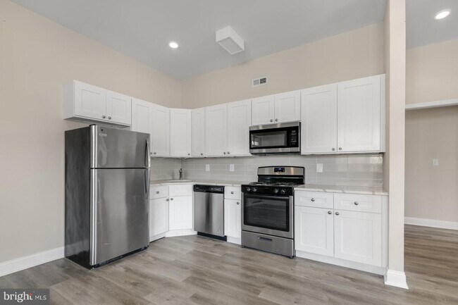 Building Photo - 2331 N 33rd St