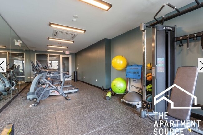 Building Photo - 1701 W Webster Ave