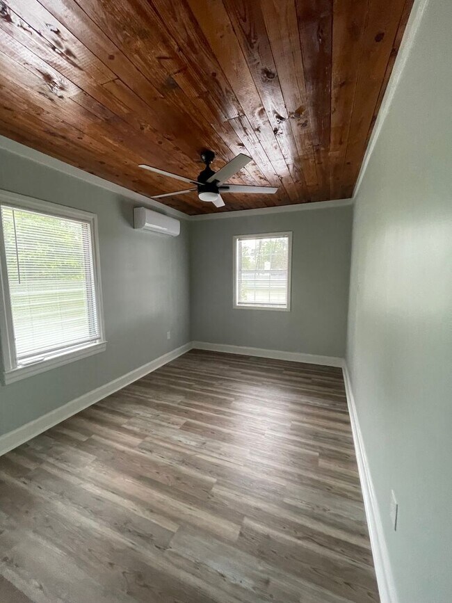 Foto del edificio - Cozy Upper Unit in Downtown Guyton – 2BR Living with Small-Town Charm