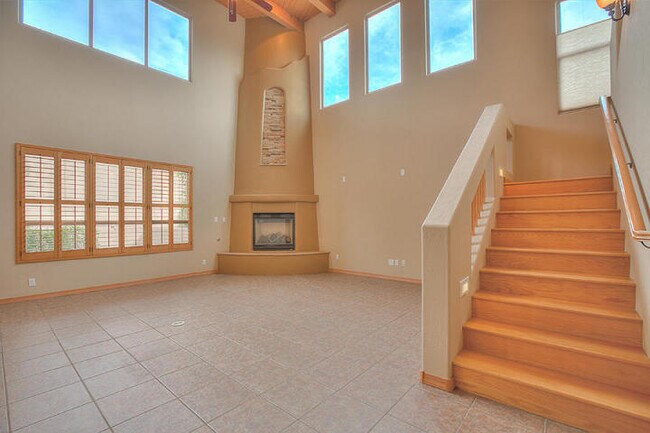 Building Photo - 8220 Desert Poppy Ln NE