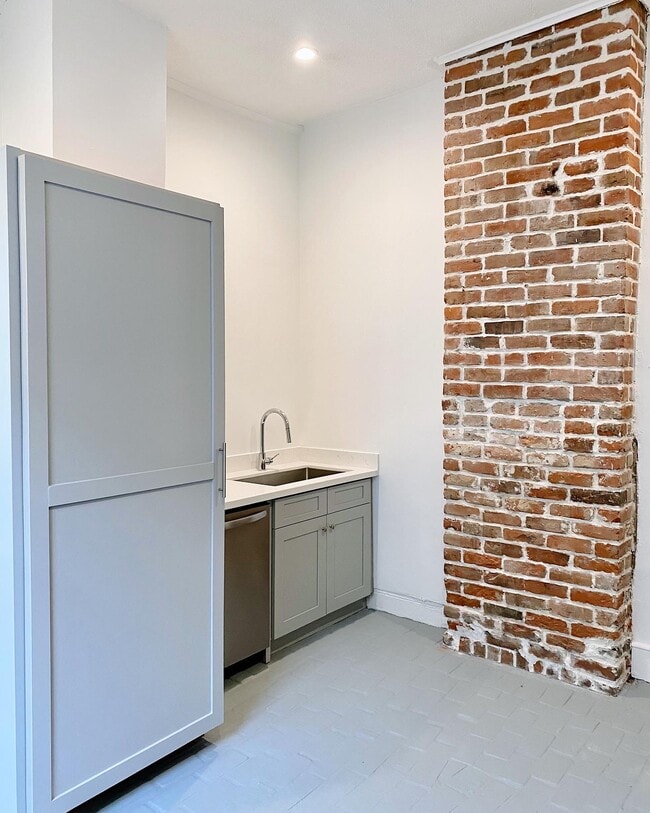 Building Photo - 2331 Rousseau St