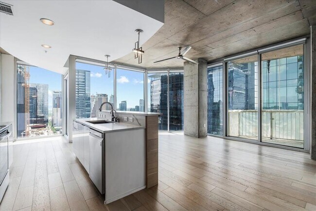 Building Photo - 360 Nueces St