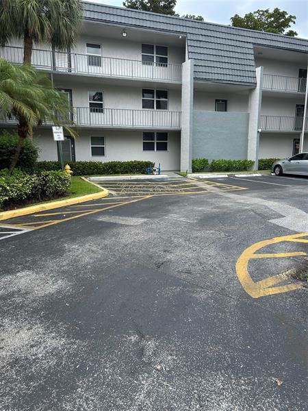 Foto del edificio - 9100 Lime Bay Blvd