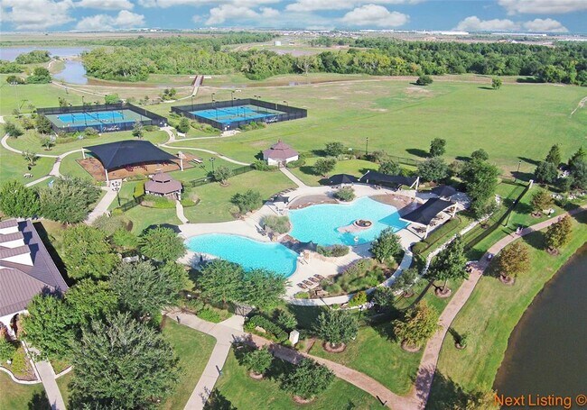 Foto del edificio - 28226 Chalet Park Dr