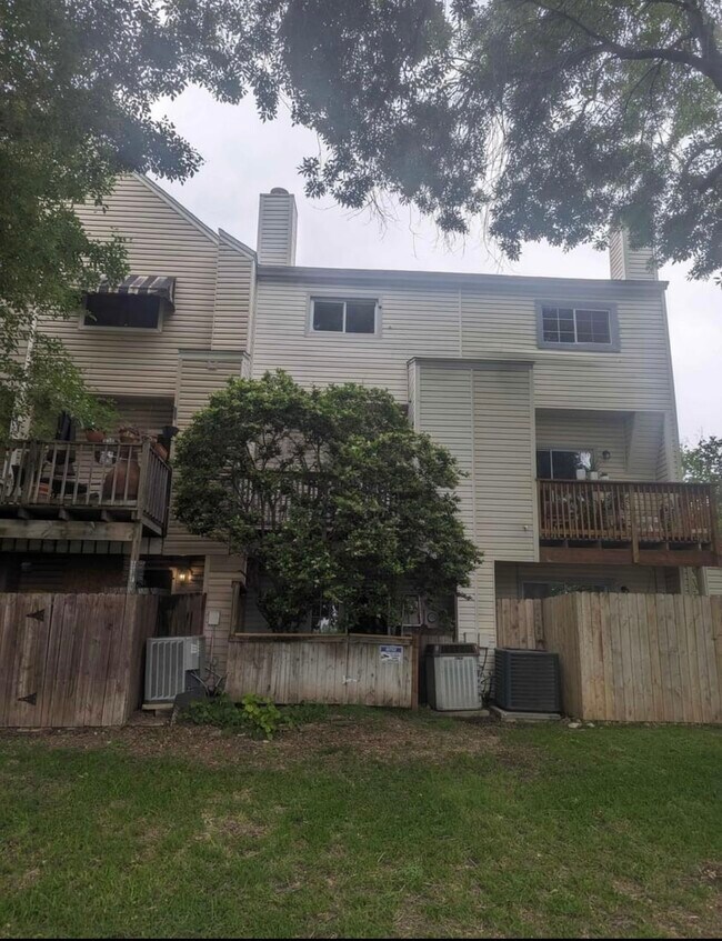 rear view - 12282 Apricot Dr