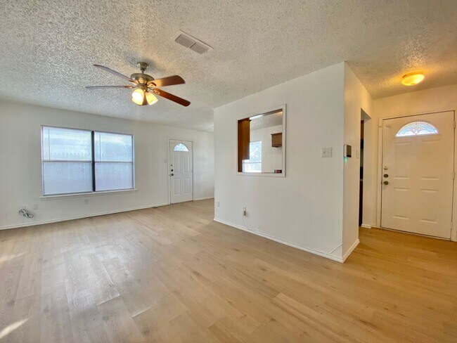 Foto del edificio - 3 bed 1 bath now available in southeast Lubbock