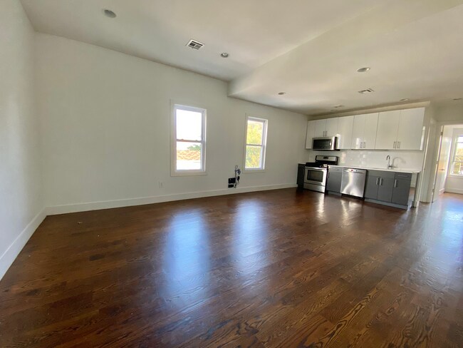 Building Photo - 4 Bed 2 Bath Washer Dryer In Unit!!