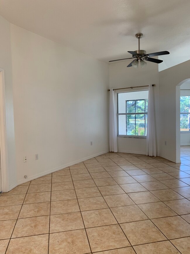 Building Photo - 3/2 with bonus room with lakeview, $1900/m...