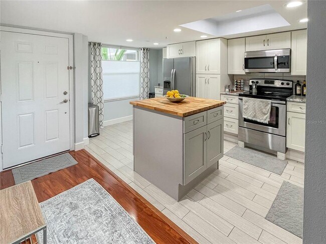 Building Photo - 9320 Clubside Cir