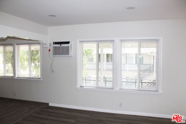 Building Photo - 182 W Elmwood Ave
