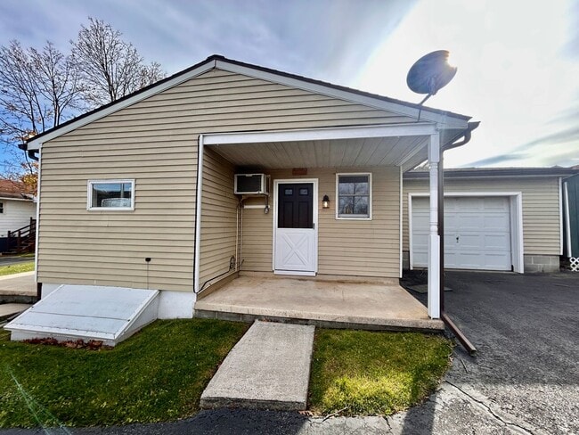 Foto del edificio - Charming 3 Bedroom Ephrata Home with Garage