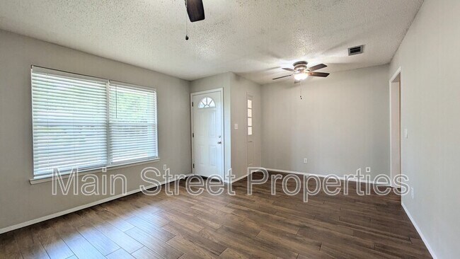 Building Photo - 9648 Hollowbrook Dr