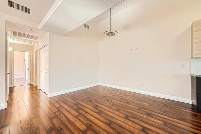 Foto del edificio - Elegant 2-Bedroom Condo in Gated Community with Pool and Spa