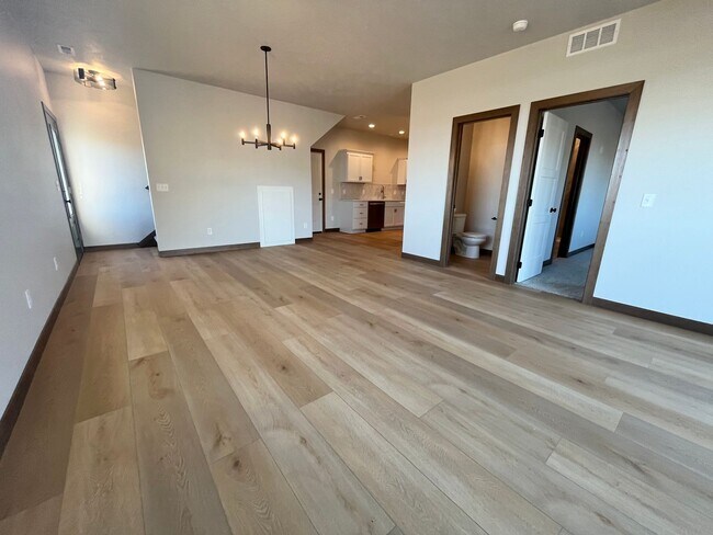 Foto del edificio - Newly Built 4 Bed/2.5 Bath Townhome in Aspen Ridge!