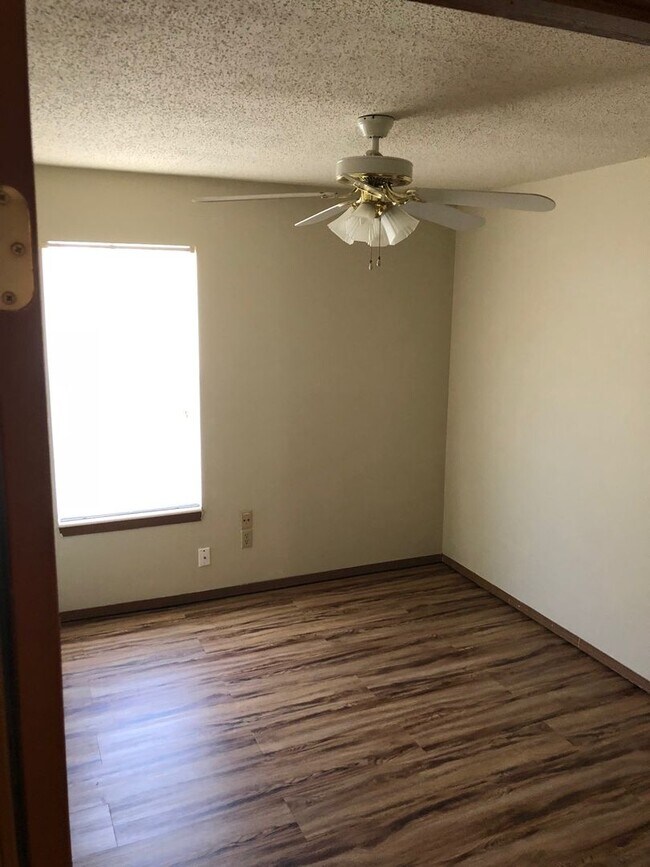Building Photo - Duplex near bypass, campus, bus route