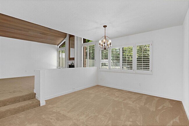 Foto del edificio - Beautiful Four Bedroom Two Story Home - UT...