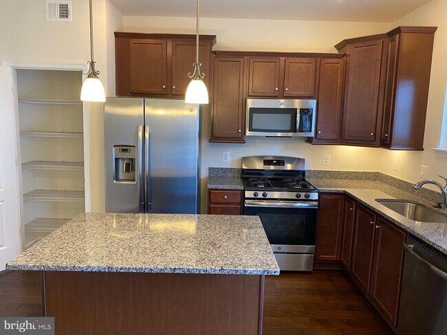 Building Photo - 205 Tree Line Dr