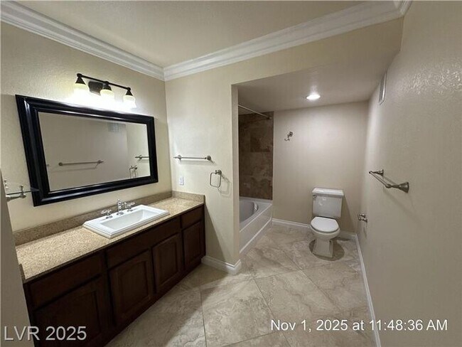 Foto del edificio - FANTASTIC 1ST FLOOR UNIT IN GATED COMMUNITY-NW!!