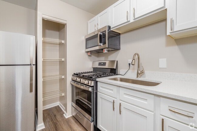 1BR, 1BA - 640SF - Kitchen - Retreat at Copper Creek - SMP