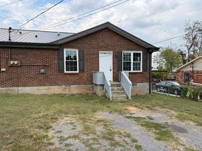 Building Photo - Renovated Madison Duplex!  Corner Lot! Nic...
