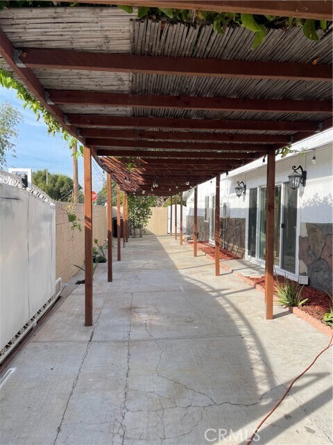 Foto del edificio - 1158 W Locust Ave